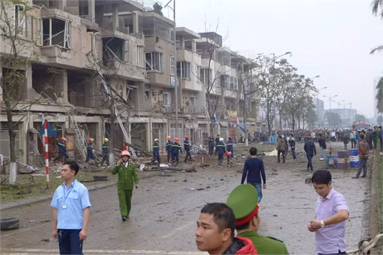 Phó Thủ tướng Nguyễn Xuân Phúc chỉ đạo khắc phục hậu quả vụ nổ tại Hà Đông ảnh 2