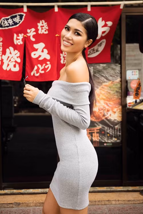 Trang Lạ khoe làn da nâu và đường cong nóng bỏng cùng váy ôm sát body tông xám ghi.