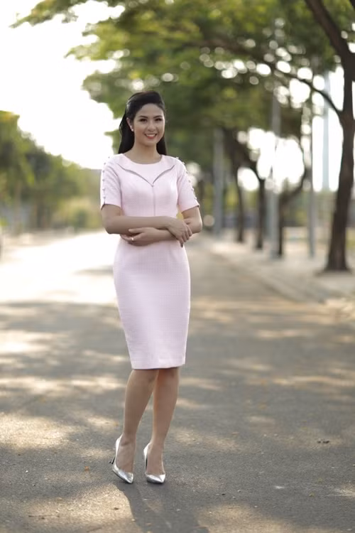 Những kiểu váy đơn giản trên gam hồng nhạt được rất nhiều sao Việt yêu thích và sử dụng, trong đó có cả hoa hậu Ngọc Hân.