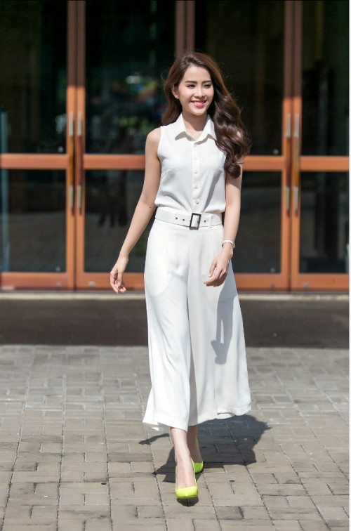 Lệ Nam Em xuống phố với bộ suit kiểu dáng hiện đại cắt may trên chất liệu vải lụa trắng tinh khôi.