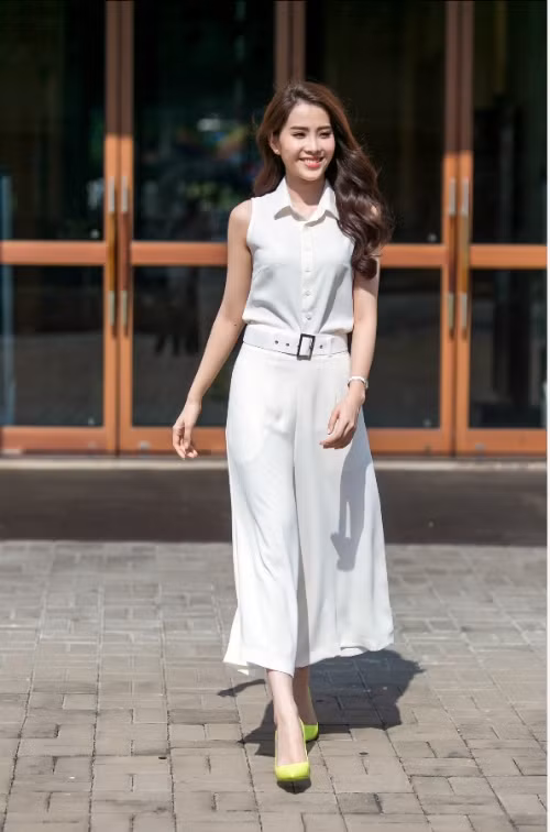 Lệ Nam Em xuống phố với bộ suit kiểu dáng hiện đại cắt may trên chất liệu vải lụa trắng tinh khôi.