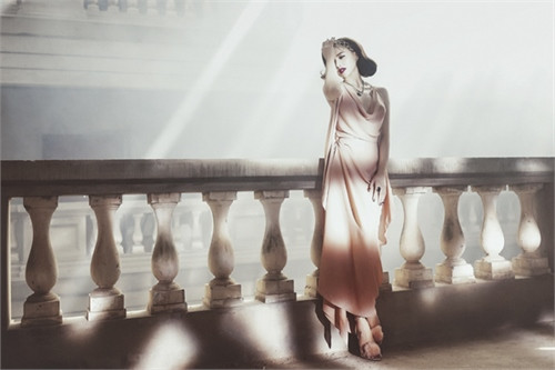 Ngọc Diệp quyến rũ với váy cổ đổ được cắt may bằng chất liệu vải lụa tông hồng nude.