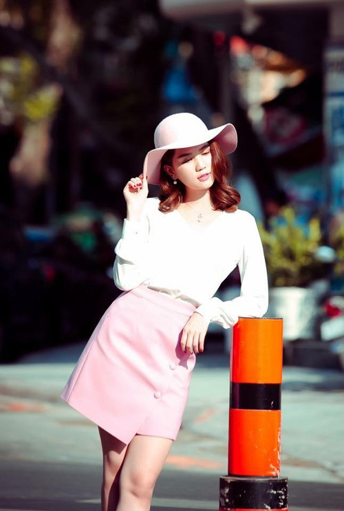 Là một tín đồ thời trang thực thụ, Ngọc Trinh cũng không bỏ lỡ cơ hội diện trang phục trên gam hồng nhạt thuộc hot trend mới.