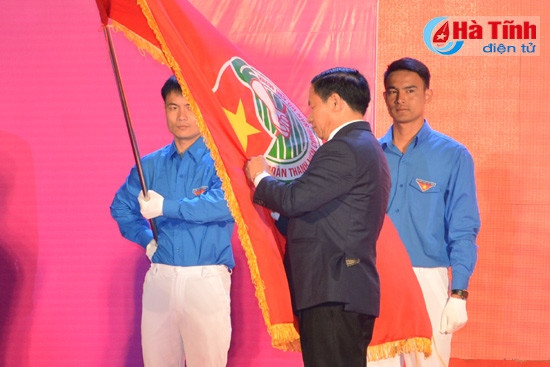 Thừa ủy quyền Chủ tịch nước CHXHCN Việt Nam, Uỷ viên BCH T.Ư Đảng - Bí thư Tỉnh ủy - Chủ tịch UBND tỉnh Lê Đình Sơn trao Huân chương Lao động hạng Nhất cho Tỉnh đoàn Hà Tĩnh