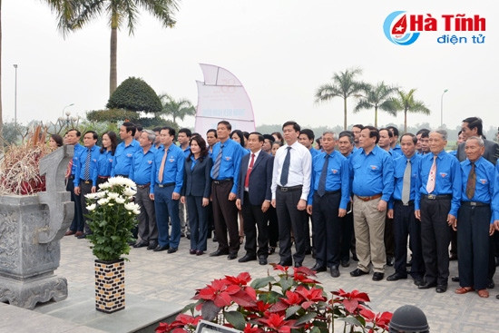 Trước đó, các đại biểu dâng hương tại khu mộ và nhà tưởng niệm anh hùng liệt sỹ Lý Tự Trọng.