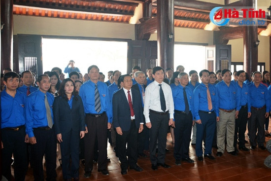 Trước đó, các đại biểu dâng hương tại khu mộ và nhà tưởng niệm anh hùng liệt sỹ Lý Tự Trọng.