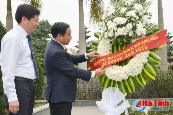 Trước đó, các đại biểu dâng hương tại khu mộ và nhà tưởng niệm anh hùng liệt sỹ Lý Tự Trọng.