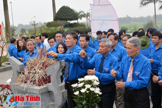Trước đó, các đại biểu dâng hương tại khu mộ và nhà tưởng niệm anh hùng liệt sỹ Lý Tự Trọng.