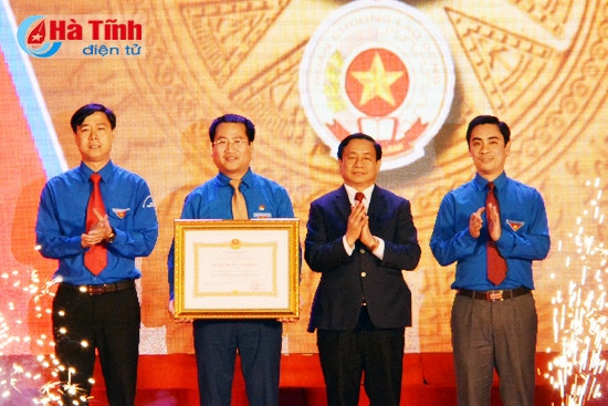 Thừa ủy quyền Chủ tịch nước CHXHCN Việt Nam, Uỷ viên BCH T.Ư Đảng - Bí thư Tỉnh ủy - Chủ tịch UBND tỉnh Lê Đình Sơn trao Huân chương Lao động hạng Nhất cho Tỉnh đoàn Hà Tĩnh