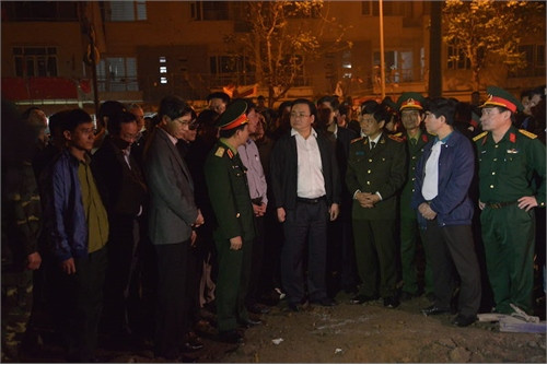 Bí thư Thành ủy Hà Nội Hoàng Trung Hải trực tiếp đến hiện trường chỉ đạo công tác khắc phục hậu quả. Ảnh: VGP/Đỗ Mai