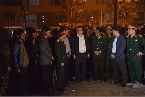 Bí thư Thành ủy Hà Nội Hoàng Trung Hải trực tiếp đến hiện trường chỉ đạo công tác khắc phục hậu quả. Ảnh: VGP/Đỗ Mai