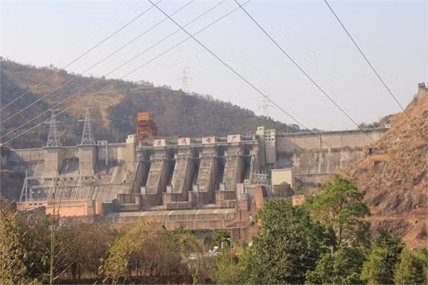 Đập Mạn Loan (Manwan) của Trung Quốc. Ước tính các đập thủy điện đã giữ lại lượng lớn phù sa và trầm tích của sông trước khi nó chảy xuống các quốc gia ở hạ lưu. Ảnh: Tổ chức Sông ngòi Quốc tế