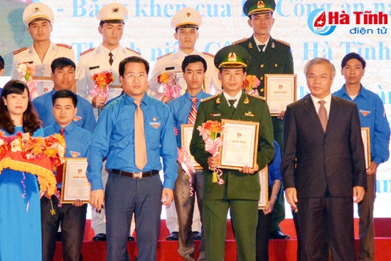 Lãnh đạo trung ương Đoàn, tỉnh Hà Tĩnh trao chứng nhận và hoa cho các đoàn viên tiêu biểu