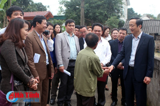 Đoàn gặp, trò chuyện, động viên người dân tích cực hơn nữa trong phát triển kinh tế, xây dựng nông thôn mới.