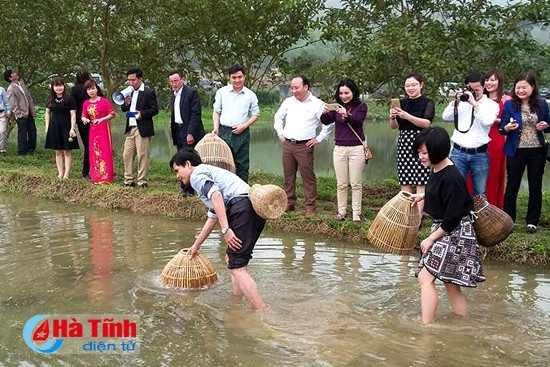 ... tham gia vào chuỗi thử nghiệm mô hình du lịch làng xã bằng trải nghiệm làm “người nông dân xưa và nay” với các hoạt động ngoài trời như bắt cá… (Ảnh: Hữu Chinh)