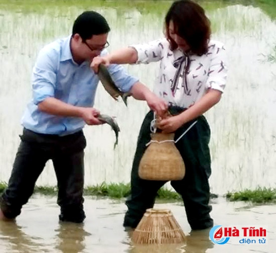 ... tham gia vào chuỗi thử nghiệm mô hình du lịch làng xã bằng trải nghiệm làm “người nông dân xưa và nay” với các hoạt động ngoài trời như bắt cá… (Ảnh: Hữu Chinh)