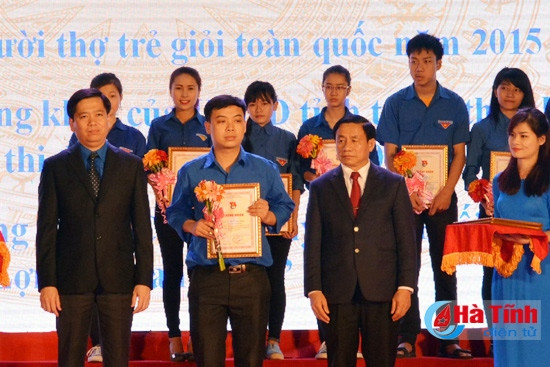 Lãnh đạo trung ương Đoàn, tỉnh Hà Tĩnh trao chứng nhận và hoa cho các đoàn viên tiêu biểu
