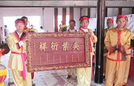 Bức biển gỗ sơn son thiếp vàng