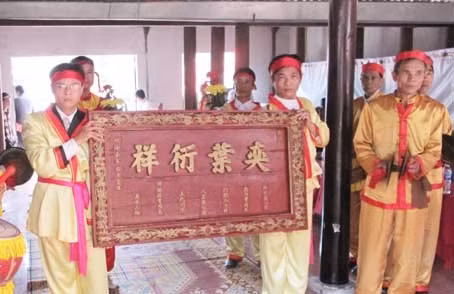 Bức biển gỗ sơn son thiếp vàng