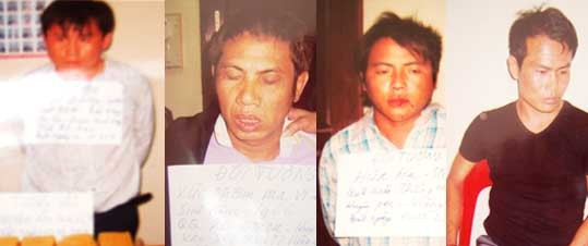 4 trong số 9 đối tượng buôn bán vận chuyển ma túy ma túy bị bắt cùng tang vật vụ án.