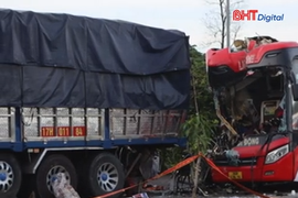 Xe khách va chạm xe tải, 6 người thương vong