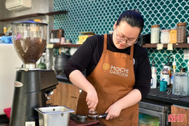 Nhiều bạn trẻ tất bật làm thêm trong mùa Tết