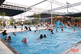 Các bể bơi ở Hà Tĩnh hút khách