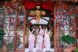 Quán cà phê đón Tết sớm, nườm nượp khách check-in