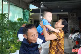 Khi ông bà... trở thành cha mẹ 