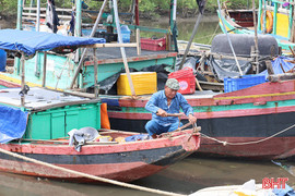 Gấp rút sửa chữa tàu thuyền để kịp vươn khơi khi thời tiết thuận lợi