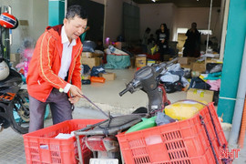 Người dân, doanh nghiệp thêm "nặng gánh" khi giá xăng dầu tăng