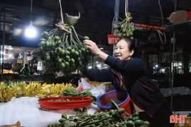 Nhiều tiểu thương mở hàng năm mới Bính Ngọ, kỳ vọng “buôn may, bán đắt”