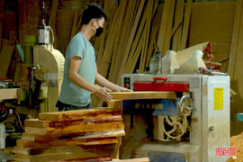 Cơ sở sản xuất đồ gỗ nội thất tất bật mùa Tết