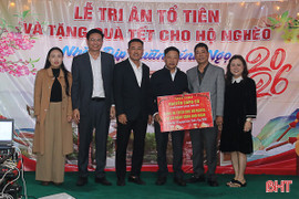 Nhà thơ Nguyễn Đăng Độ trao gần 200 triệu đồng quà Tết cho người nghèo