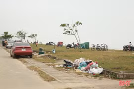 Biển Lộc Hà nhếch nhác, rác thải bủa vây
