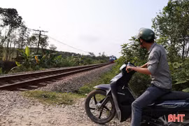 Lối đi tự phát “vây” đường sắt ở Phúc Trạch