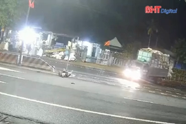 2 thanh niên đi xe máy với tốc độ cao bị thương khi tránh ô tô tải sang đường