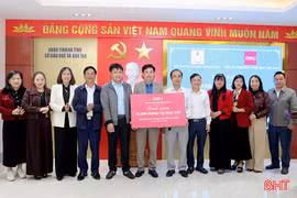  Trao tặng 70.000 sản phẩm học cụ cho các trường học vùng lũ Hà Tĩnh