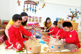  Biến rác thải thành đồ chơi - niềm vui đến trường của trẻ nhỏ