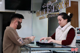 Giá bạc tăng mạnh, khách mua chờ cả tháng mới có hàng