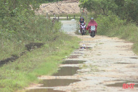 Tuyến đường liên xã đi qua xã Hương Phố xuống cấp nghiêm trọng