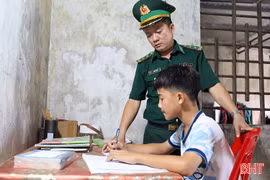 Những người lính mang quân hàm xanh tiếp sức học sinh nghèo