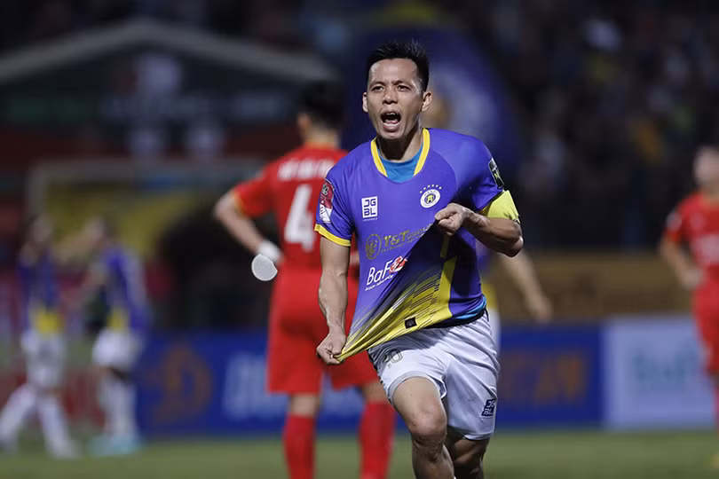 Hàng thủ Hồng Lĩnh Hà Tĩnh liệu đủ sức “khóa chân” Văn Quyết?