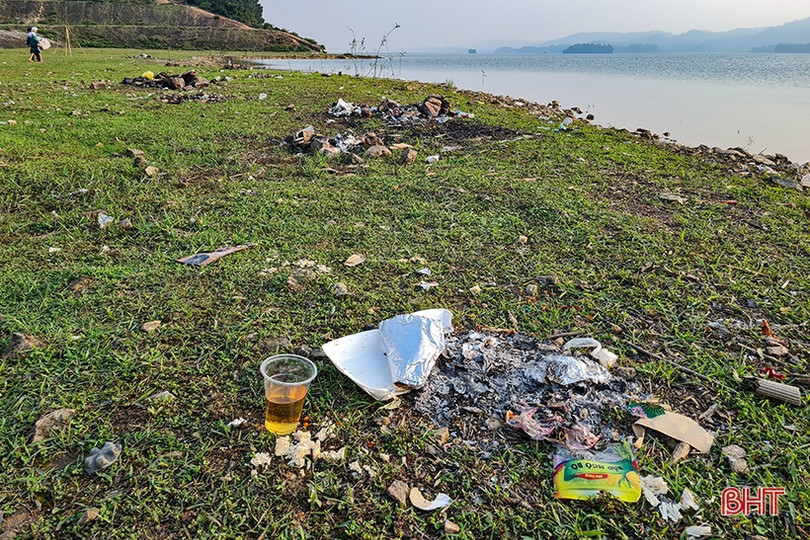 Rác chất đống bên hồ Kẻ Gỗ sau những buổi dã ngoại