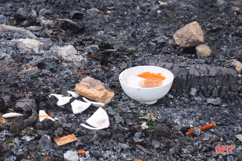 Cần chấn chỉnh tình trạng “hóa đồ” người đã khuất trên kè đê Đồng Môn