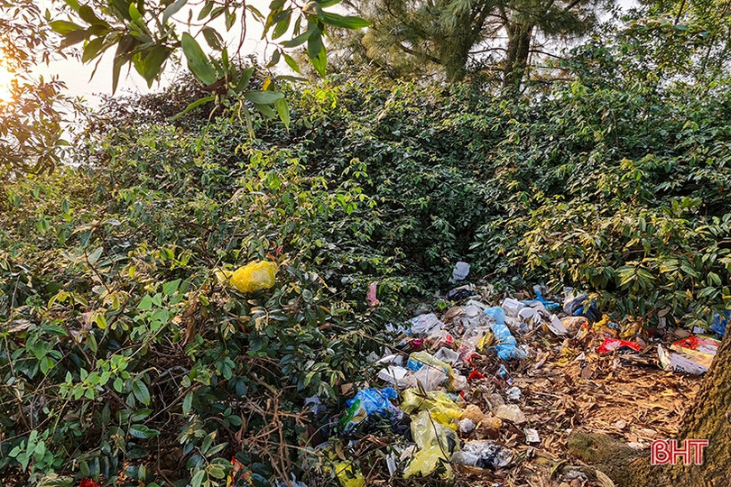 Rác chất đống bên hồ Kẻ Gỗ sau những buổi dã ngoại