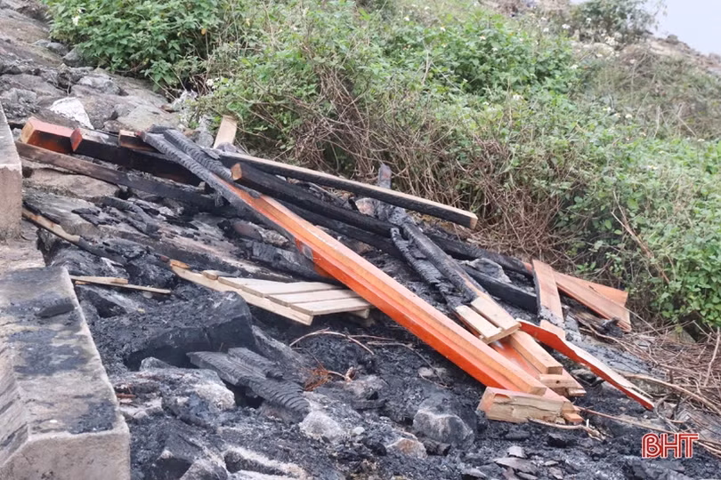 Cần chấn chỉnh tình trạng “hóa đồ” người đã khuất trên kè đê Đồng Môn