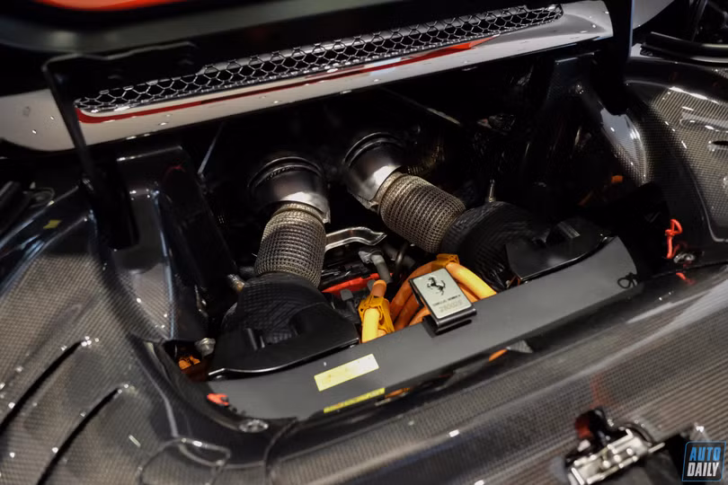 Chiêm ngưỡng siêu xe mui trần Ferrari 296 GTS, giá bán hơn 23 tỷ đồng