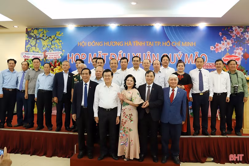 Nguyên Chủ tịch nước Trương Tấn Sang cùng các đồng chí lãnh đạo tỉnh và các thành viên Ban Chấp hành Hội đồng hương tỉnh Hà Tĩnh tại TP Hồ Chí Minh chụp ảnh lưu niệm tại buổi họp mặt đầu xuân Quý Mão 2023.