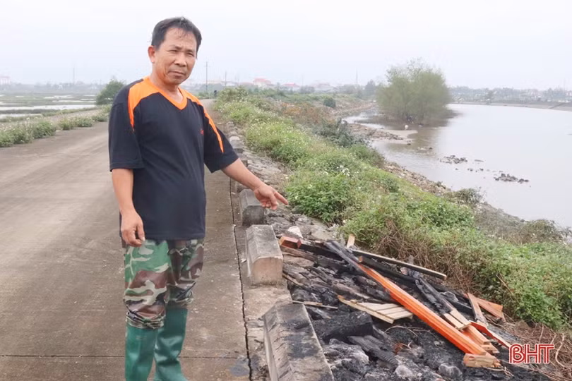 Cần chấn chỉnh tình trạng “hóa đồ” người đã khuất trên kè đê Đồng Môn